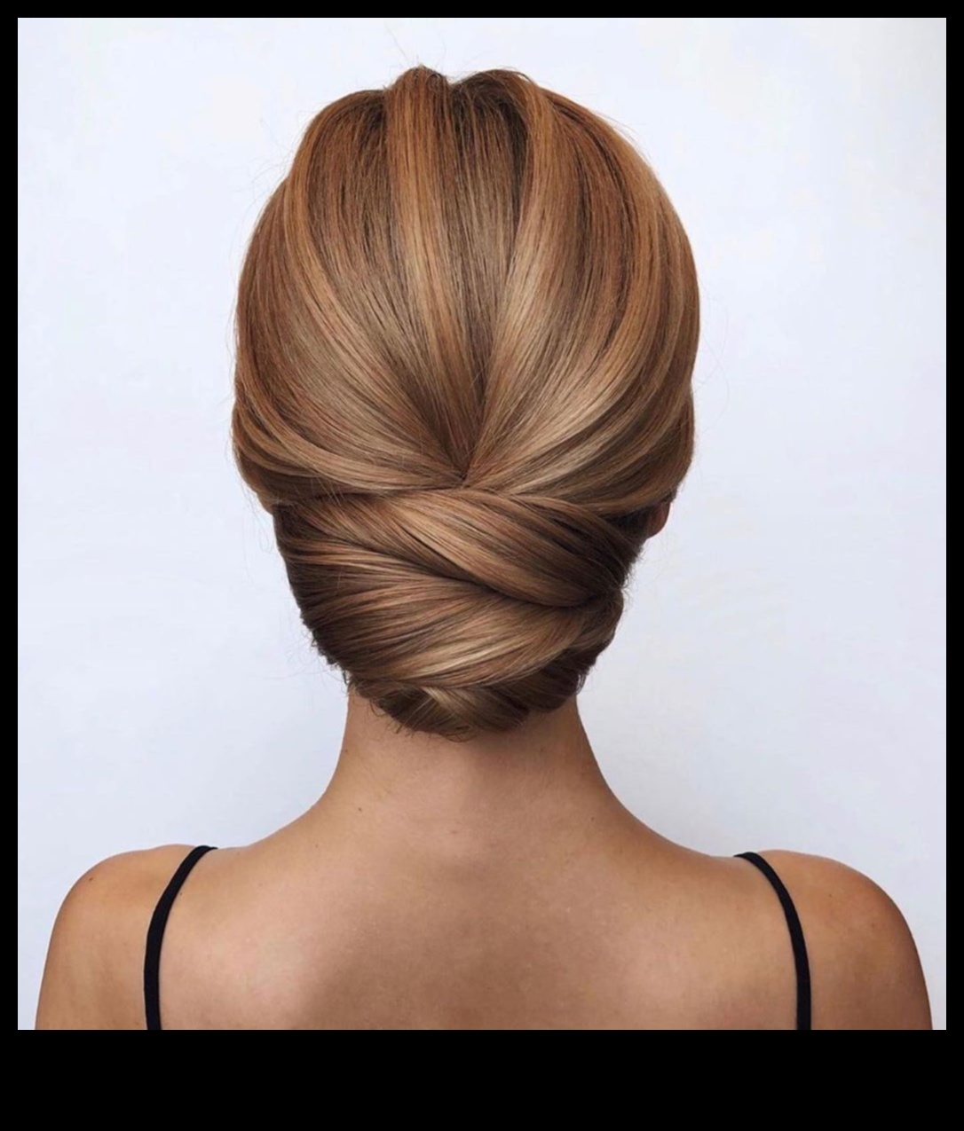 המשך אלגנטיות קלאסית: תסרוקות ארוכות שנבדקו בזמן לכל אירוע