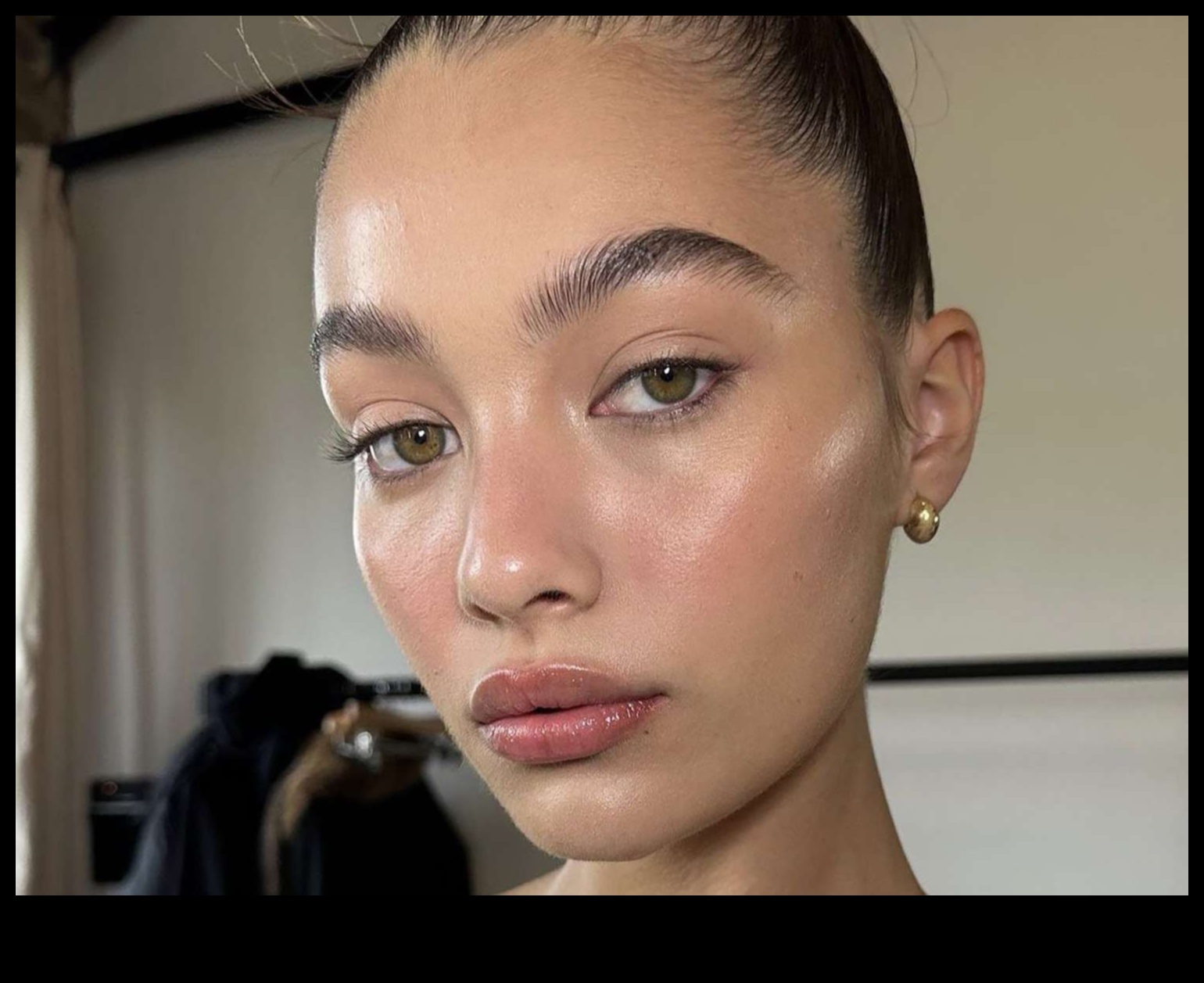 זוהר ללא מאמץ: הגדרה מחדש של אלגנטיות עם טכניקות איפור טבעיות