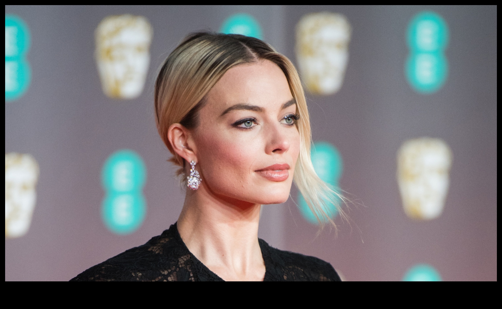 סודות סלבריטאים: איך A-Listers משיגים מראה איפור טבעי של שטיח אדום