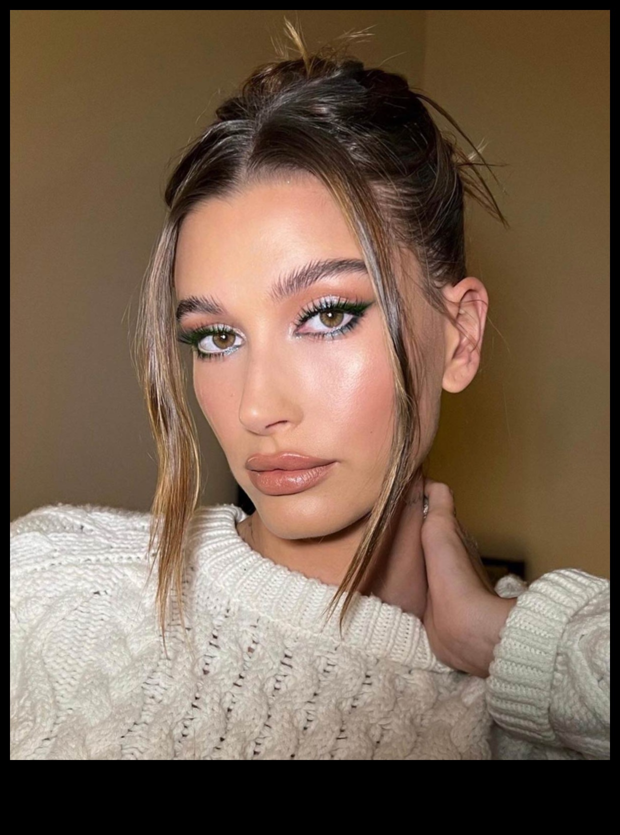 סודות סלבריטאים: איך A-Listers משיגים מראה איפור טבעי של שטיח אדום