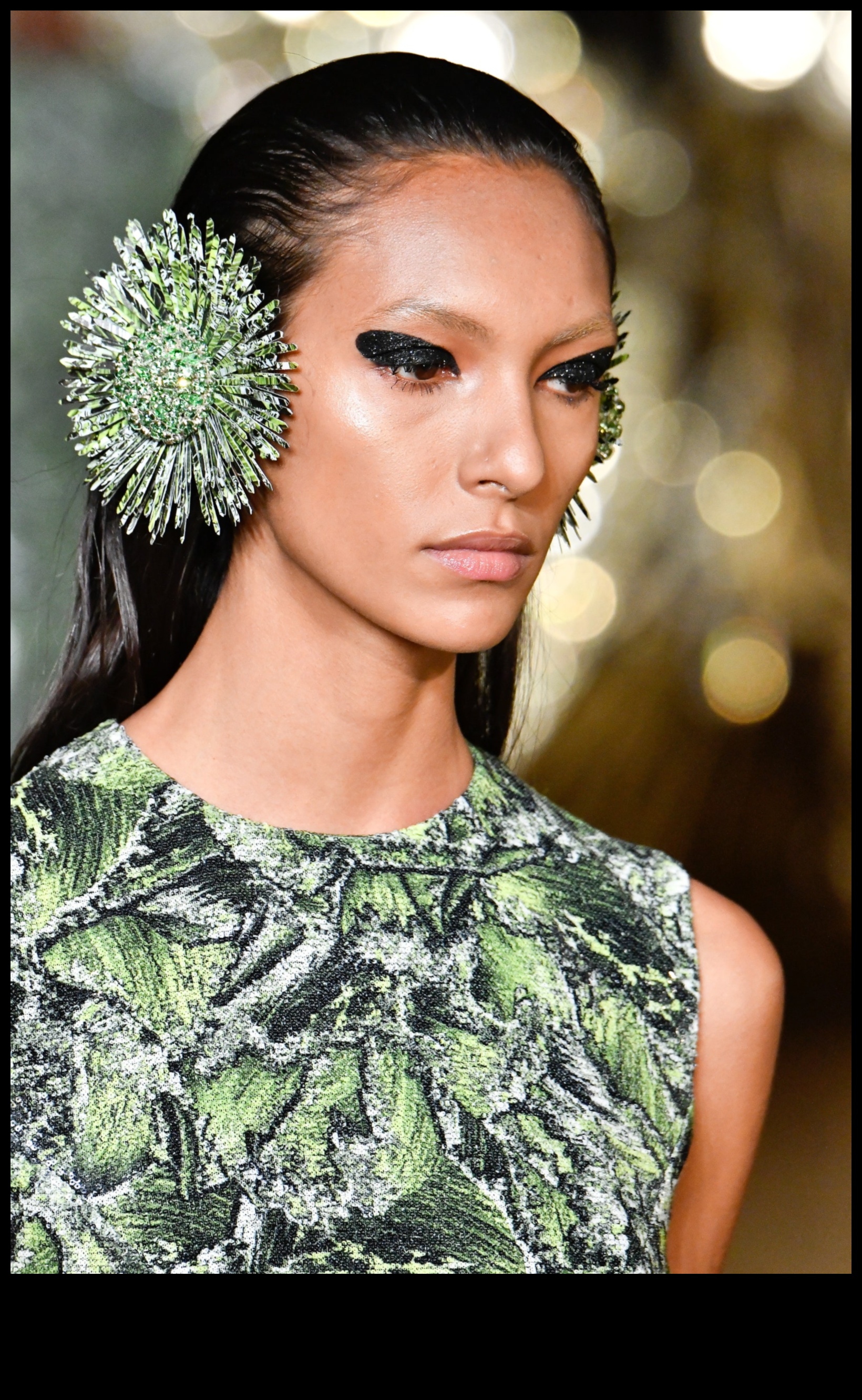 איפור אופנתי זוהר: ניווט במגמות יופי אוונגרדיות