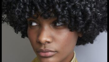 קצוות קסומים: חקר סגנונות מתולתלים מוגדרים ושיקיים