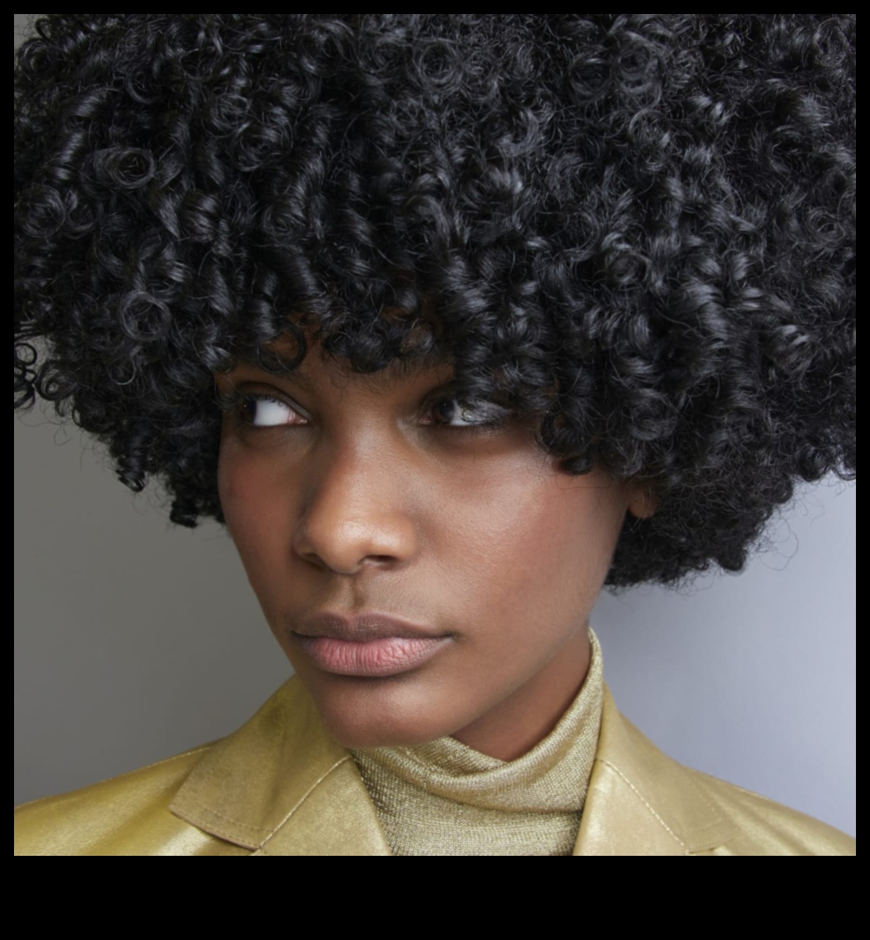 קצוות קסומים: חקר סגנונות מתולתלים מוגדרים ושיקיים