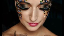 איפור אופנתי זוהר: ניווט במגמות יופי אוונגרדיות