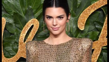 סודות סלבריטאים: איך A-Listers משיגים מראה איפור טבעי של שטיח אדום