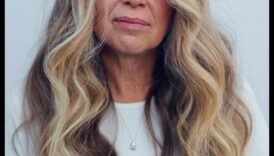 המשך אלגנטיות קלאסית: תסרוקות ארוכות שנבדקו בזמן לכל אירוע